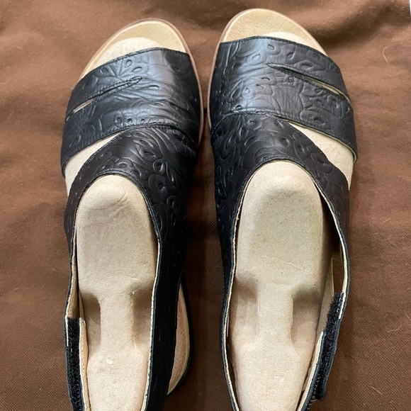 Leather sandals with Velcro closure on the outer sides. Approx 1 inch heel. - Picture 3 of 10